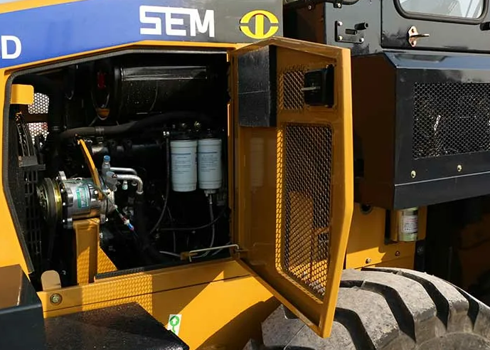 В модели SEM 656D предусмотрена улучшенная гидравлическая система, имеющая повышенный срок службы и не требующая дорогостоящего обслуживания. Несущая конструкция имеет лучшую прочность, сделана с помощью технологий FEA и OMSA. Надежности придает система охлаждения, ориентированная на продолжительную работу. Механизм выдерживает температуру до +50 градусов Цельсия, а амортизированные крепежи защищают радиатор при эксплуатации в тяжелых условиях.